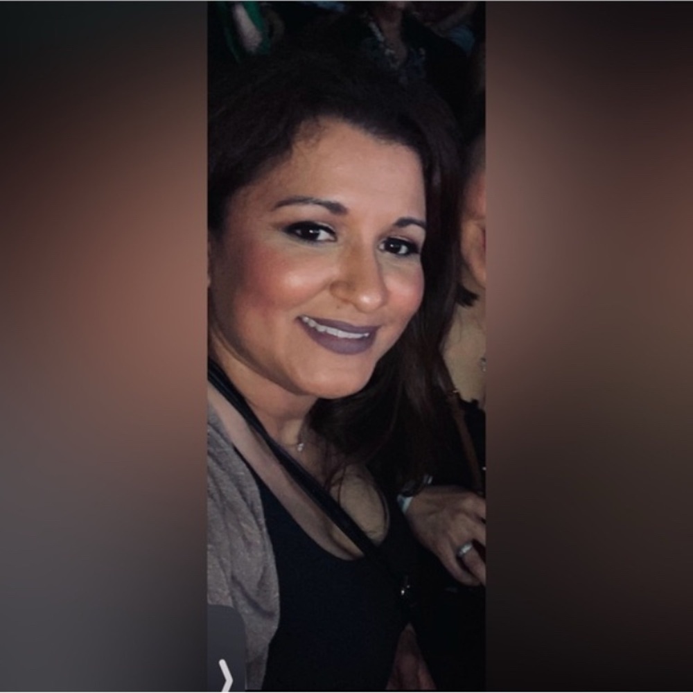 LaJefaPosh is live - like this listing to get notified 🩷 - Picture 3 of 11